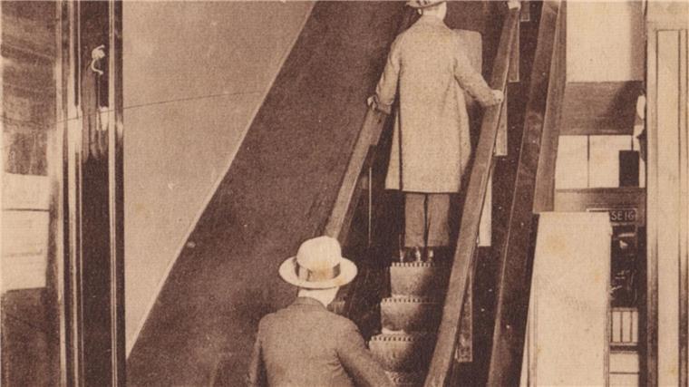 Eine Postkarte aus dem Kölnischen Stadtmuseum zeigt die erste deutsche Rolltreppe im Kölner Kaufhaus Tietz im Jahr 1925.