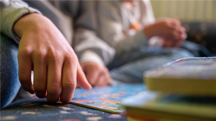 Eine Praktikantin liest in einer Kita Kindern vor..