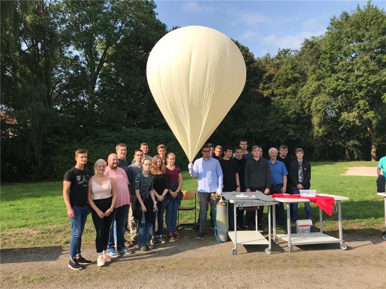 Gymnasium Brake schickt Wetterballon auf die Reise Eine Projektgruppe von Schülern und Lehrern hat den Wetterballon auf den Weg gebracht