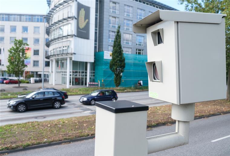 Kommunen in Niedersachsen nehmen weniger durch Blitzer ein Eine Radarfalle steht neben einer Straße am Cityring in Niedersachsen. Die Einnahmen mit Blitzern sind in vielen Kommunen in Niedersachsen gesunken.