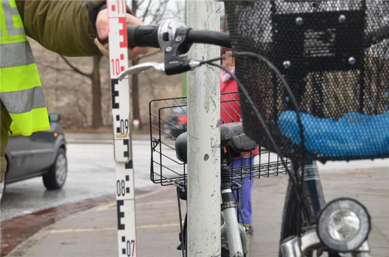 Verkehrsunfall: Autofahrerin (77) übersieht Radfahrerin in Leherheide Eine Radfahrerin wurde am Dienstagmittag in Bremerhaven-Leherheide bei einem Verkehrsunfall verletzt.