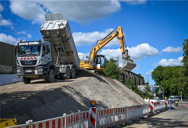Bremerhaven: Bahn baut zwei neue Brücken Eine Rampe in Richtung der Bahngleise: An der Dudweiler Straße wird der Bau der Brücken über die Cherbourger Straße vorbereitet.