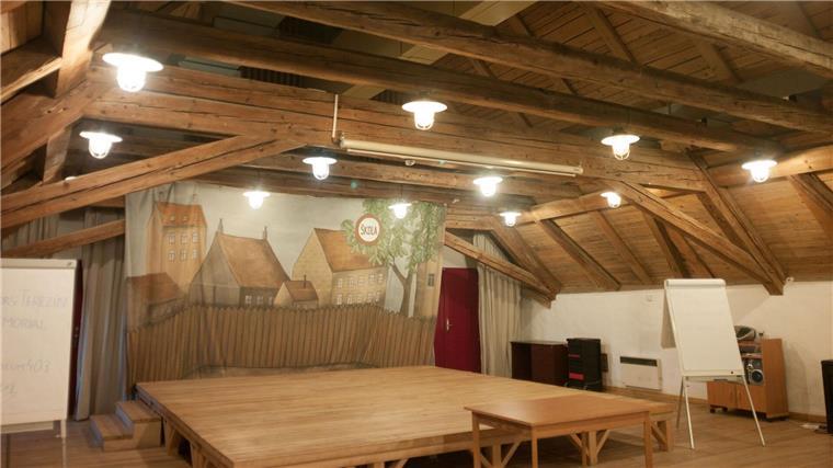 Kinderoper „Brundibar“: Singen im Angesicht des Todes Eine Raum mit Bühne in der Magdeburger Kaserne in Terezin. In dem von den Nationalsozialisten eingerichteten Ghetto Theresienstadt wurde die Oper „Brundibar“ des Komponisten Hans Krasa mit einem Libretto von Adolf Hoffmeister zum ersten Mal am 23. September 1943 aufgeführt.