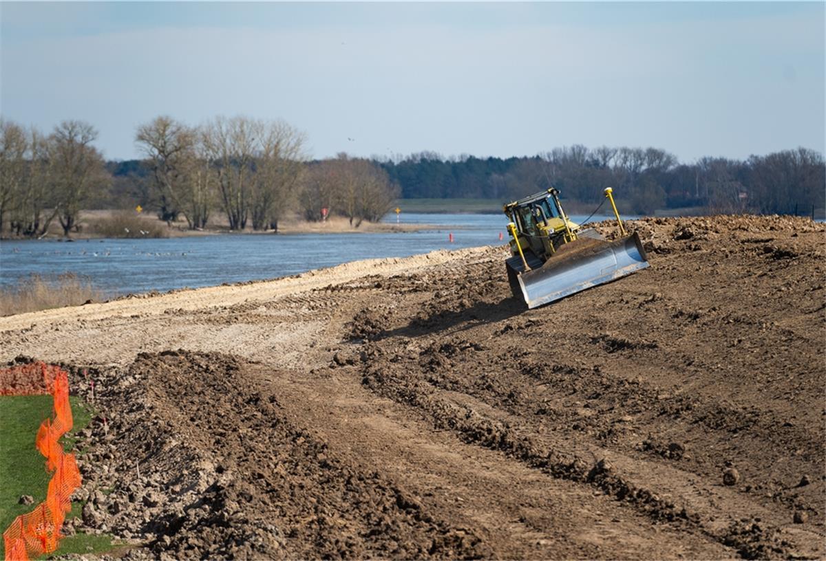 Hochwasserschutz an der Elbe wird verstärkt Eine Raupe arbeitet an der Verstärkung und Erhöhung vom Deich an der Elbe bei Hitzacker.