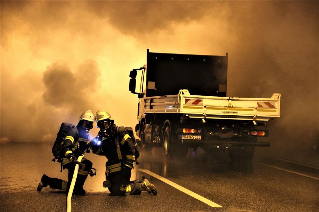 Eine realistisch inszenierte Einsatzlage fanden die Feuerwehrkräfte bei der Übun...