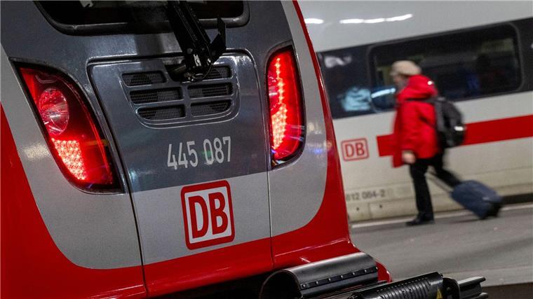 Eine Regionalbahn und ein ICE der Deutschen Bahn stehen nebeneinander im Hauptbahnhof.