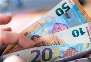 Eine Frau hält ein Portemonnaie in der Hand. Mit der Rentenerhöhung 2025 haben Rentner mehr Geld - allerdings gibt es einen Haken.