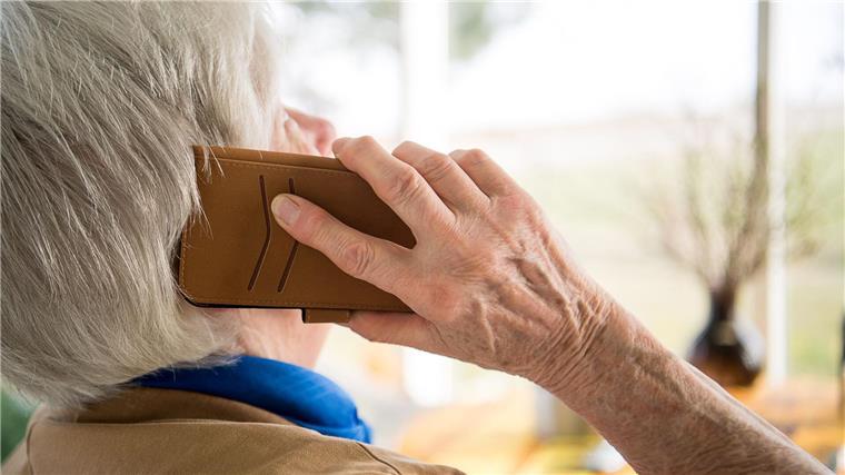 Eine Rentnerin hätte fast 20.000 Euro an Telefonbetrüger verloren, doch eine Bankmitarbeiterin hat aufgepasst. (Symbolbild)