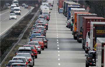 Eine Rettungsgasse ist für Retter und nicht für Autofahrer, die es eilig haben.