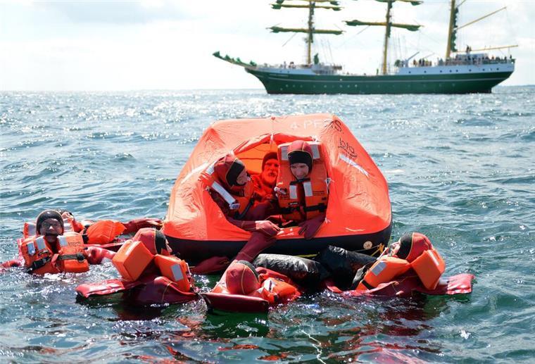 Neue Ausstellung in Cuxhaven: Hilfsmittel für den Notfall auf hoher See Eine Rettungsinsel kann auf hoher See den Unterschied zwischen Leben und Tod ausmachen.