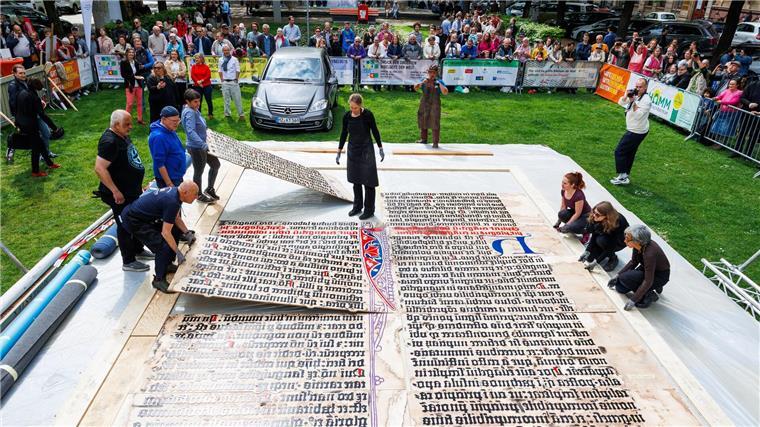 Riesengroße Bibelseite Eine riesengroße Seite aus der Bibel haben diese Leute gedruckt.