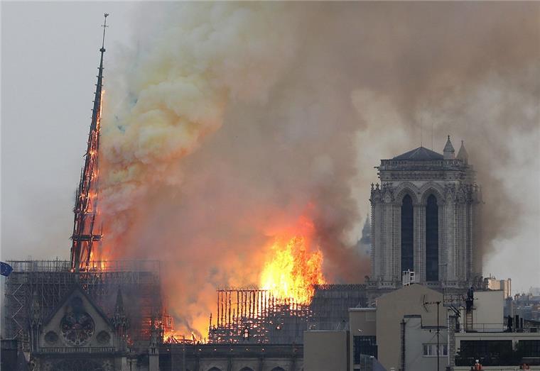 Eine riesige Rauchsäule steht über einem der berühmtesten Wahrzeichen der Welt - der Pariser Kathedrale Notre-Dame.