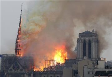 Eine riesige Rauchsäule steht über einem der berühmtesten Wahrzeichen der Welt - der Pariser Kathedrale Notre-Dame.