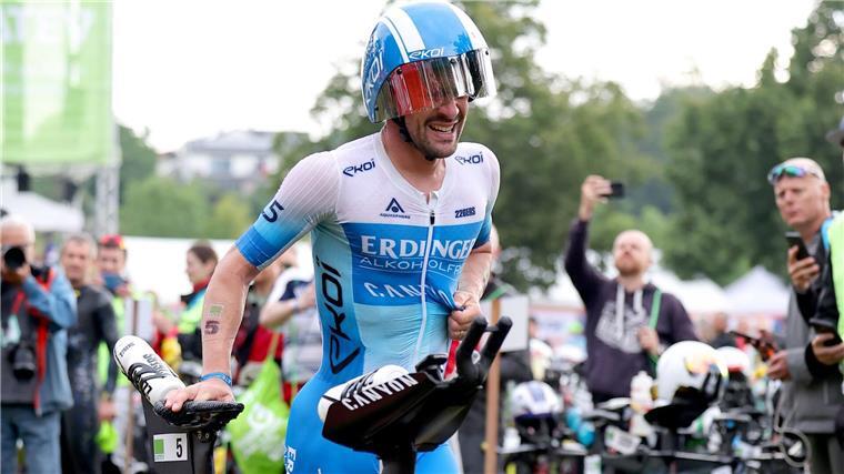 Erneut Weltbestzeit in Roth: Ditlev-Sieg bei Lange-Aus Eine Rippenverletzung vom Schwimmen zwingt Triathlon-Star Patrick Lange zur bitteren frühen Aufgabe in Roth.