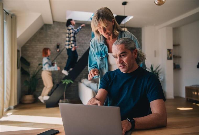 Risikolebensversicherung: So sichern Ihr Partner und Kinder richtig ab Ein Mann und eine Frau blicken auf einen Laptop. Eine Risikolebensversicherung schützt Hinterbliebene vor finanziellen Einbußen. Entscheidend sind Laufzeit und Versicherungssumme – angepasst an die Familiensituation.
