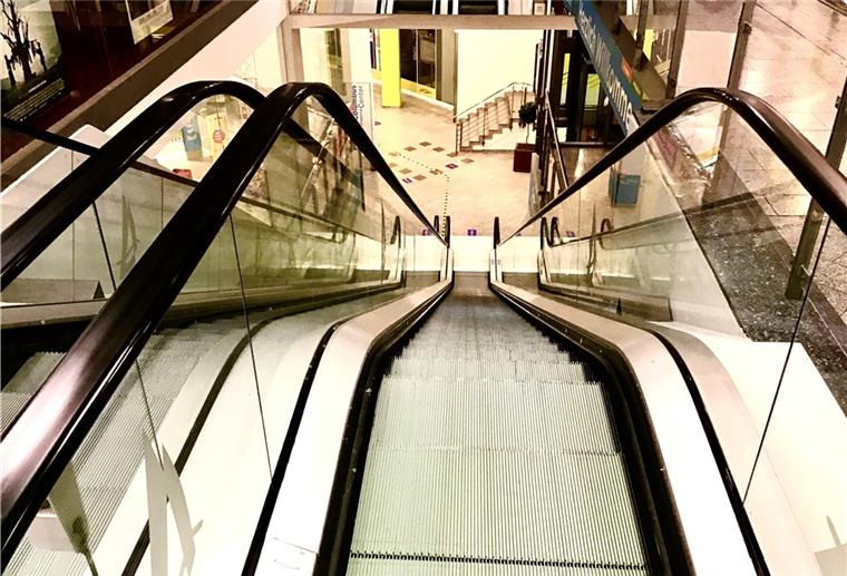 Pimkie schließt FIlialen - was ist mit Bremerhaven? Eine Rolltreppe im verwaisten Columbus Center. Schließt hier die Pimkie-Filiale?