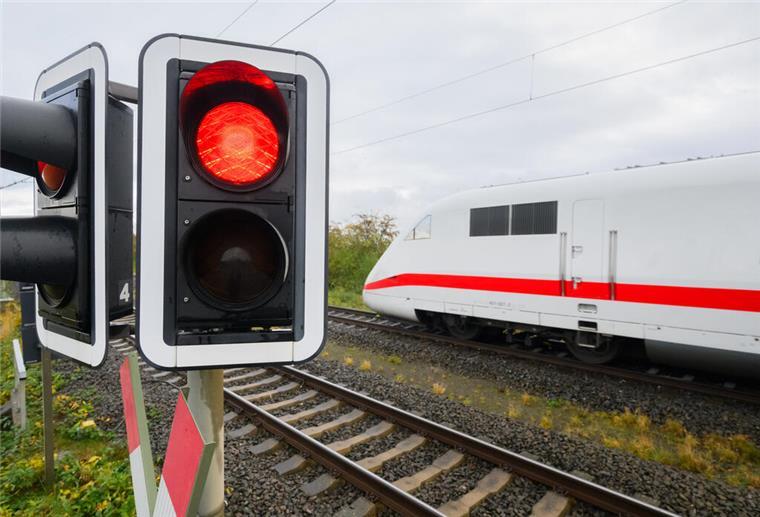 Schon wieder Streik: GDL erklärt Verhandlungen mit Bahn für gescheitert Eine rote Ampel leuchtet an einem Bahnübergang.