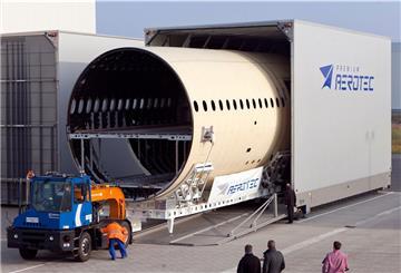 Eine Rumpfsektion des Airbus A350 wird verladen. Auf dem Container prangt groß der Name Premium Aerotec. Der wird bald der Vergangenheit angehören. Ab 1. Juli gehört das Nordenhamer Flugzeugwerk zu der Airbus-Gesellschaft Airbus Aerostructures.