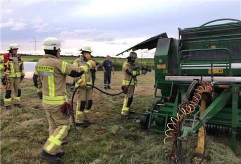 Eine Rundballen-Presse in Kötermoor ist am Mittwochabend in Brand geraten. Das Feuer konnte schnell gelöscht werden.