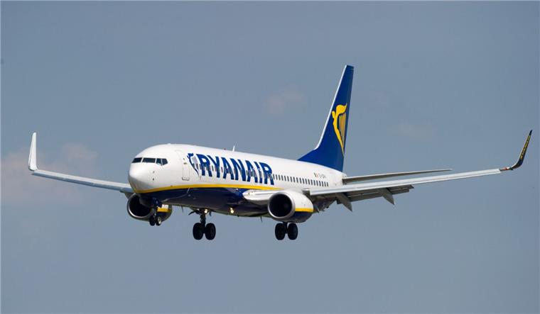 Wieder Vogelschlag am Bremer Flughafen Eine Ryanair-Maschine (hier ein Symbolfoto) kehrt nach einem Vogelschlag kurz nach dem Start in Bremen sofort zurück zum Flughafen.