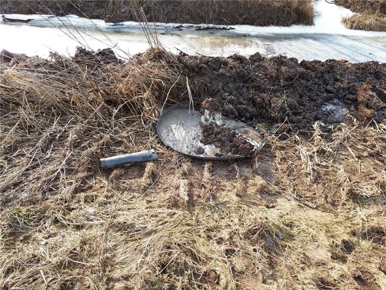Ekelhaft: Sehr viel Müll landet im Wehdeler Schöpfwerkgraben Eine Satellitenschüssel, Teile eines Rasenmähers und allerlei anderer Müll wurde bei der Räumung des Wehdeler Schöpfwerkgrabens entdeckt.
