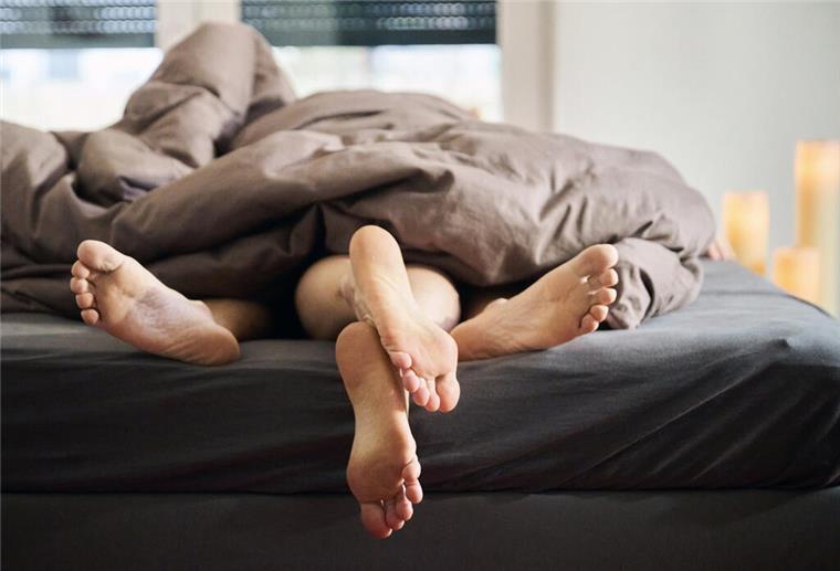 Fremdgeh-Risiko: In diesen Berufen ist die Treue in Gefahr PRODUKTION - 21.01.2025, Berlin: ILLUSTRATION - Eine Frau und ein Mann liegen eng umschlungen in einem Bett. (gestellte Szene) (zu dpa: «Rausziehen beim Sex - Wie sicher ist Coitus interruptus?») Foto: Annette Riedl/dpa +++ dpa-Bildfunk +++