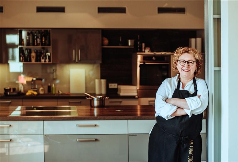 Wilstedt: Kultur für Seele, Herz und Magen Eine schnackt und erklärt, die andere schnibbelt und kocht: Barbara Stadler (Foto), bekannt vom „Bremer Teller“ bei Buten un Binnen, unterstützt am Sonntag moderierend Küchenchefin Christina Bolt vom Restaurant „Wels“ in Bremen in der Wilstedter Artefakt-Werkstatt-Küche.