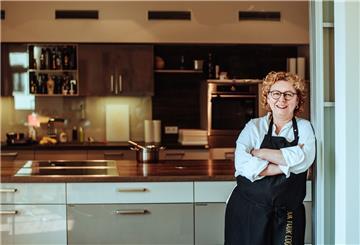 Eine schnackt und erklärt, die andere schnibbelt und kocht: Barbara Stadler (Foto), bekannt vom „Bremer Teller“ bei Buten un Binnen, unterstützt am Sonntag moderierend Küchenchefin Christina Bolt vom Restaurant „Wels“ in Bremen in der Wilstedter Artefakt-Werkstatt-Küche.