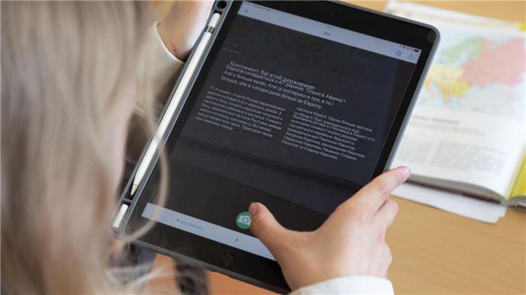 KI wird wichtiger an Niedersachsens Schulen Eine Schülerin bedient ein Tablet mit einer Übersetzungssoftware im Erdkundeunterricht in einem Unterrichtsraum einer Grund- und Oberschule.