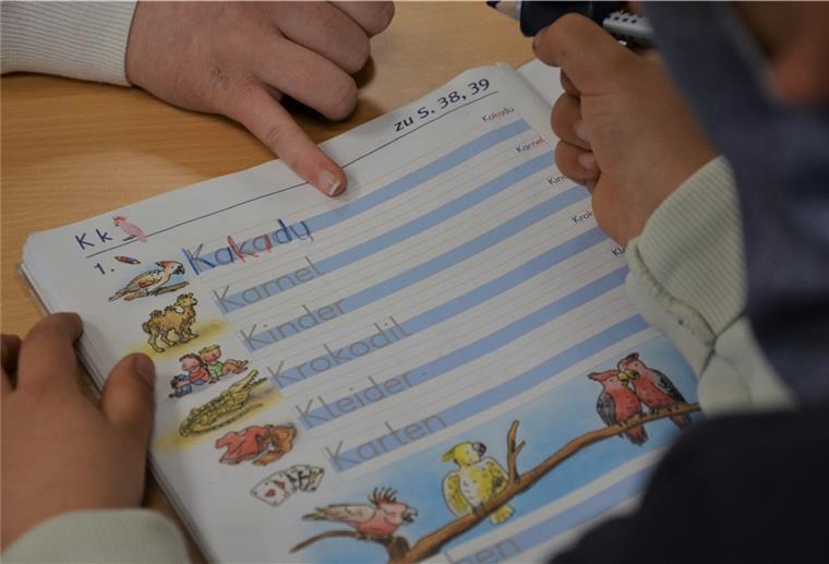 Zeven: Rektorinnen sehen Corona-Folgen gelassen Eine Schülerin der Zevener Aue-Mehde-Grundschule übt Schreiben.