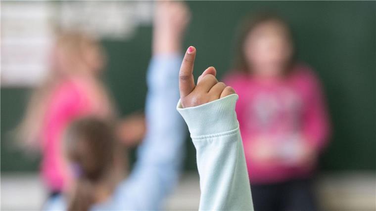 Bremen schafft 16 Roboter für schwerkranke Schüler an Eine Schülerin meldet sich im Unterricht.