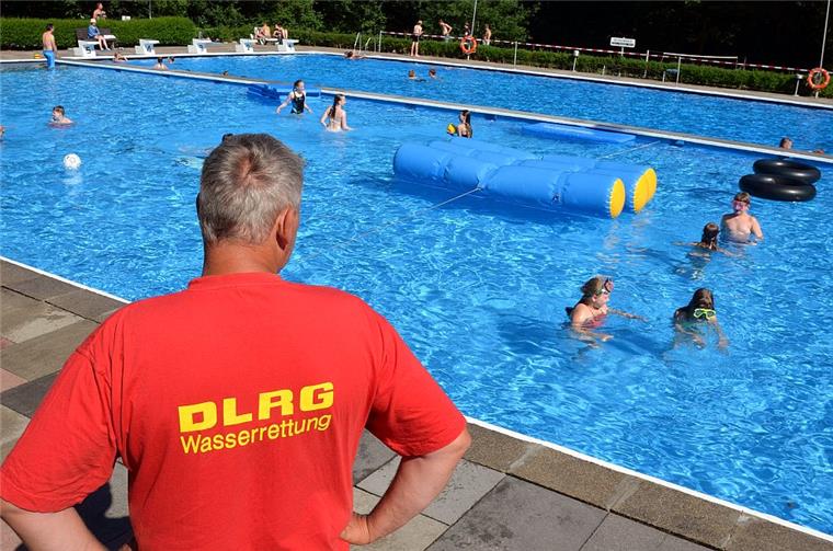 Eine Schwimmaufsicht hat  die Badegäste im Freibad Kirchtimke im Blick. Derzeit ist unklar, ob der Betrieb dort 2019 weiter geht.