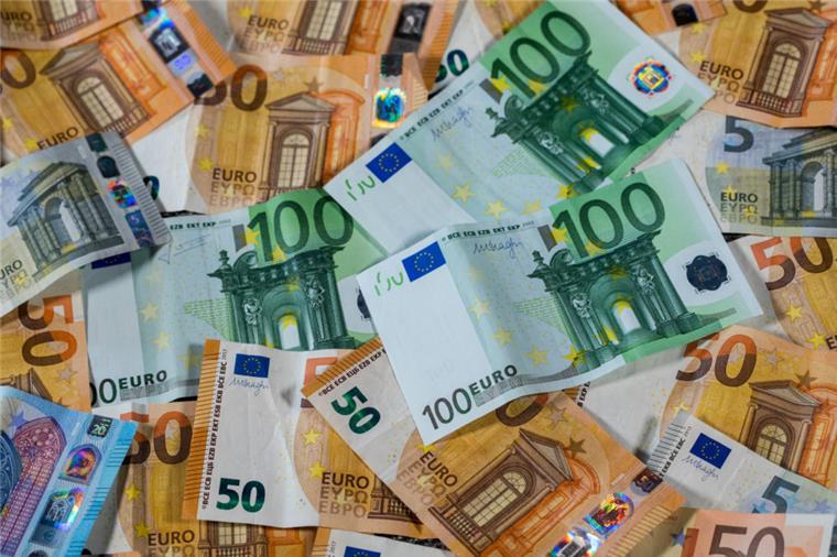 Bremerhaven: Seniorin fällt auf Enkeltrick rein - 15.000 Euro weg Eine Seniorin aus Bremerhaven-Geestemünde ist auf den Enkeltrick hereingefallen.