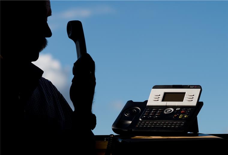 Falscher Polizist erbeutet 3000 Euro von älterer Frau Eine Seniorin aus Elsfleth wurde am Telefon so eingeschüchtert, dass sie einem Betrüger an der Haustür 3000 Euro gab.