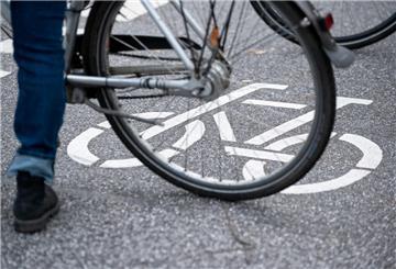 Eine Seniorin wurde am Donnerstag auf ihrem E-Bike fahrend von einer 24-jährigen Autofahrerin in Sittensen angefahren. (Symbolbild)
