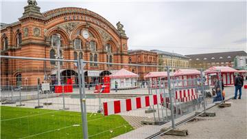 Eine Sitzfläche vor dem Bremer Hauptbahnhof ist mit Zäunen abgesperrt.