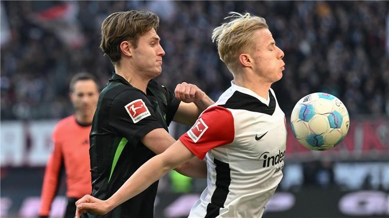 Eine Slapstick-Einlage brachte den VfL Wolfsburg um Mattias Svanberg (l) gegen Eintracht Frankfurt um Oscar Højlund in Führung. 