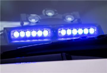 Eine Spaziergängerin hat in Achim eine männliche Leiche gefunden. Die Polizei ermittelt, bisher liegt kein Hinweis auf Fremdverschulden vor.