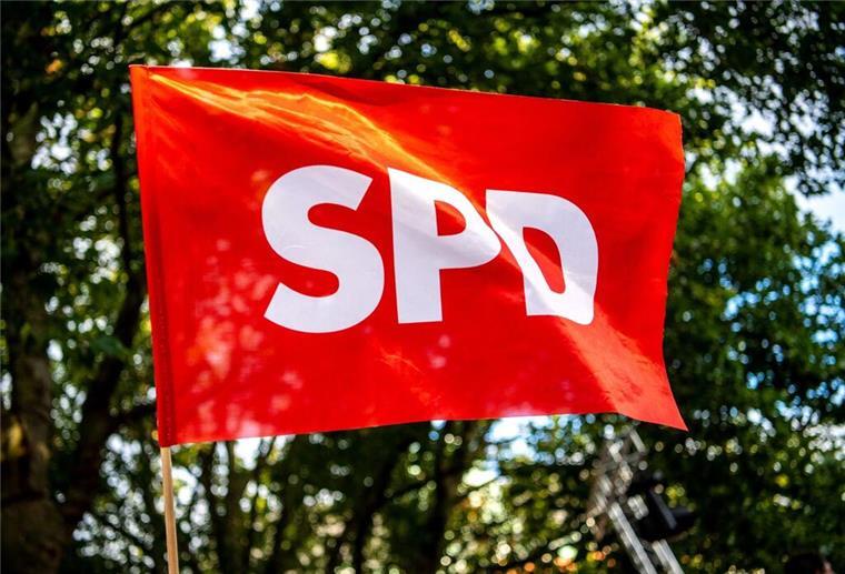 SPD-Treffen auf Norderney: Polizei bereitet Großeinsatz vor Eine SPD-Flagge weht bei der Wahlkampf-Veranstaltung der SPD Niedersachsen im Stadtgarten.