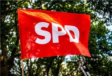 Eine SPD-Flagge weht bei der Wahlkampf-Veranstaltung der SPD Niedersachsen im Stadtgarten.