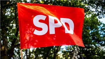 Eine SPD-Flagge weht im Wind.