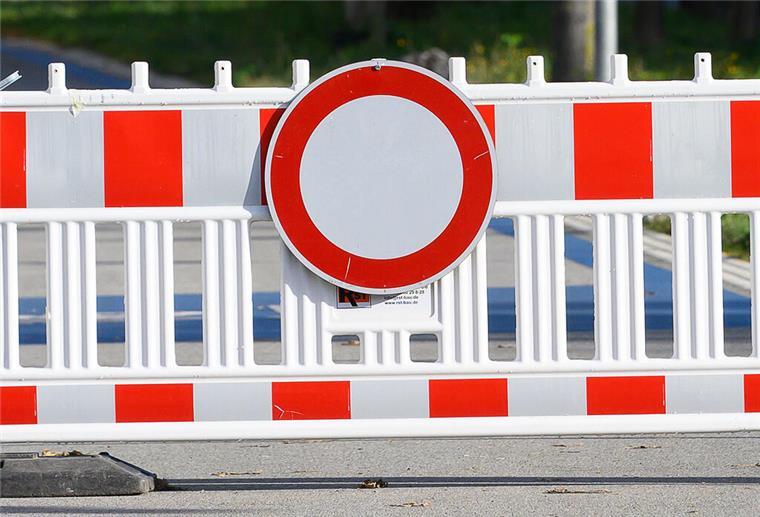 Straße gesperrt - Autofahrer in Zeven müssen sich auf Umwege einstellen Eine Absperrbake steht an einer Straße
