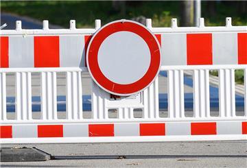 Eine Absperrbake steht an einer Straße
