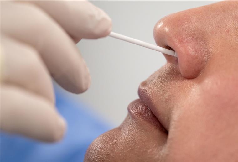 Corona-Schnelltests an Vietnam gespendet Eine speziell geschulte Person führt einen Corona-Schnelltest durch.