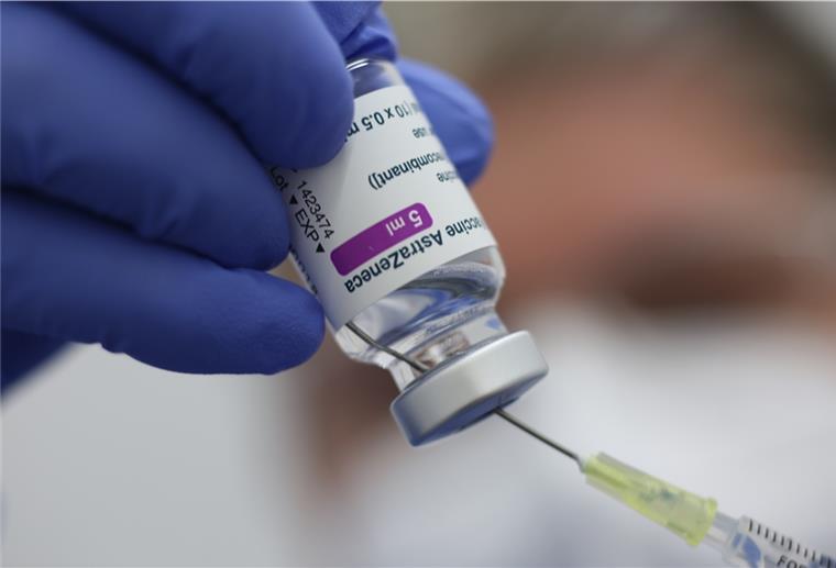 Astrazeneca für alle? Bremen will Reihenfolge aufheben Eine Spritze mit dem Corona-Impfstoff von AstraZeneca wird aufgezogen.