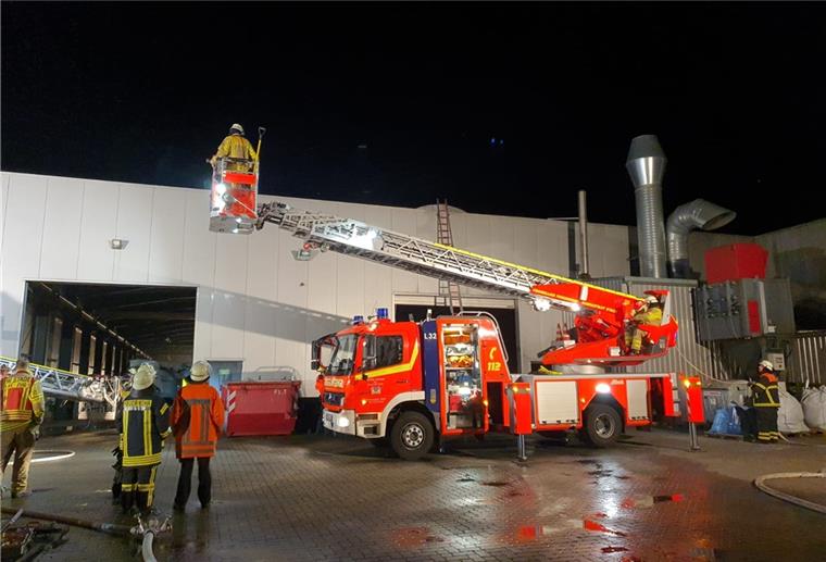 Halle in Lamstedt brennt Eine Stahlhalle in Stinstedt hat gebrannt. Die Feuerwehr ist noch bis in die Nacht beschäftigt, um die Glutnester zu löschen.