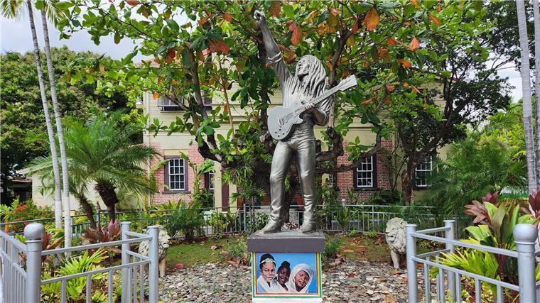 „Es sprang ein Funke über“: Bob Marley vor 80 Jahren geboren Eine Statue Bob Marleys steht vor seinem ehemaligen Haus auf Jamaika, das heute ein Museum ist. (Archivbild)