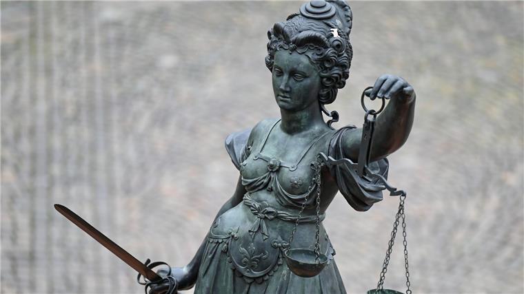 Künstliche Intelligenz soll Richter entlasten Eine Statue der Justitia hält eine Waage und ein Schwert in der Hand.