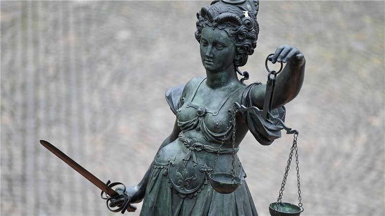 Haftstrafen und ein Freispruch nach Tod von Bremer Vermieter Eine Statue der Justitia hält eine Waage und ein Schwert in der Hand.