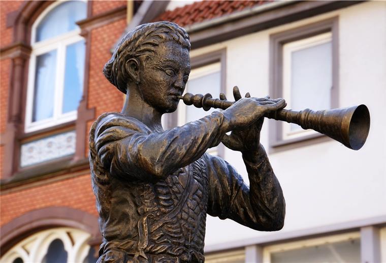 Wohin der Rattenfänger die Hamelner Kinder führte Eine Statue des Rattenfängers in Hameln.